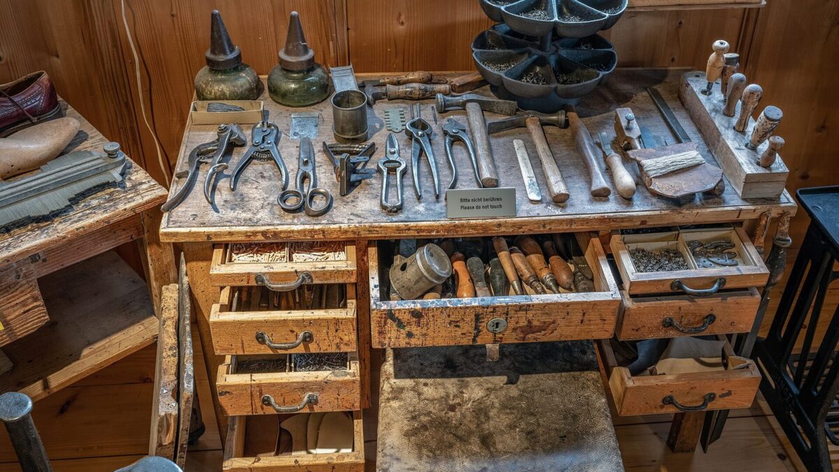 CH.ZG.Zug Museum-Burg-Zug shoemaker's-workbench-around-1930