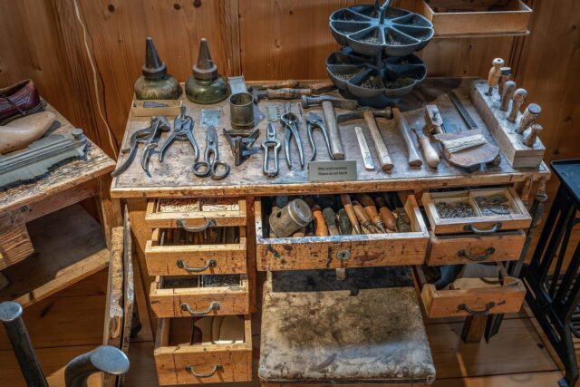 CH.ZG.Zug Museum-Burg-Zug shoemaker's-workbench-around-1930
